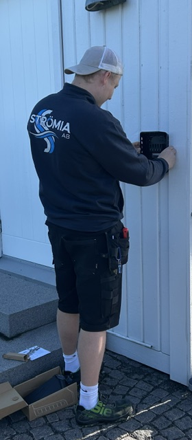 Jesper Edberg från Strömia utför elinstallation