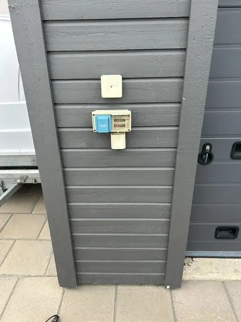 Gammalt stolputtag före installation av elbilsladdare