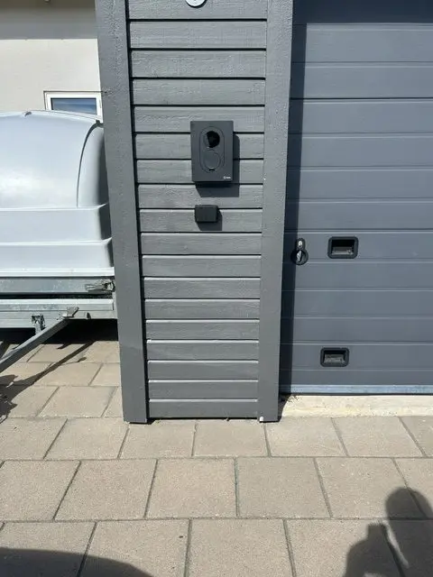 Zaptec Go laddbox färdiginstallerad på trästolpen av Strömia