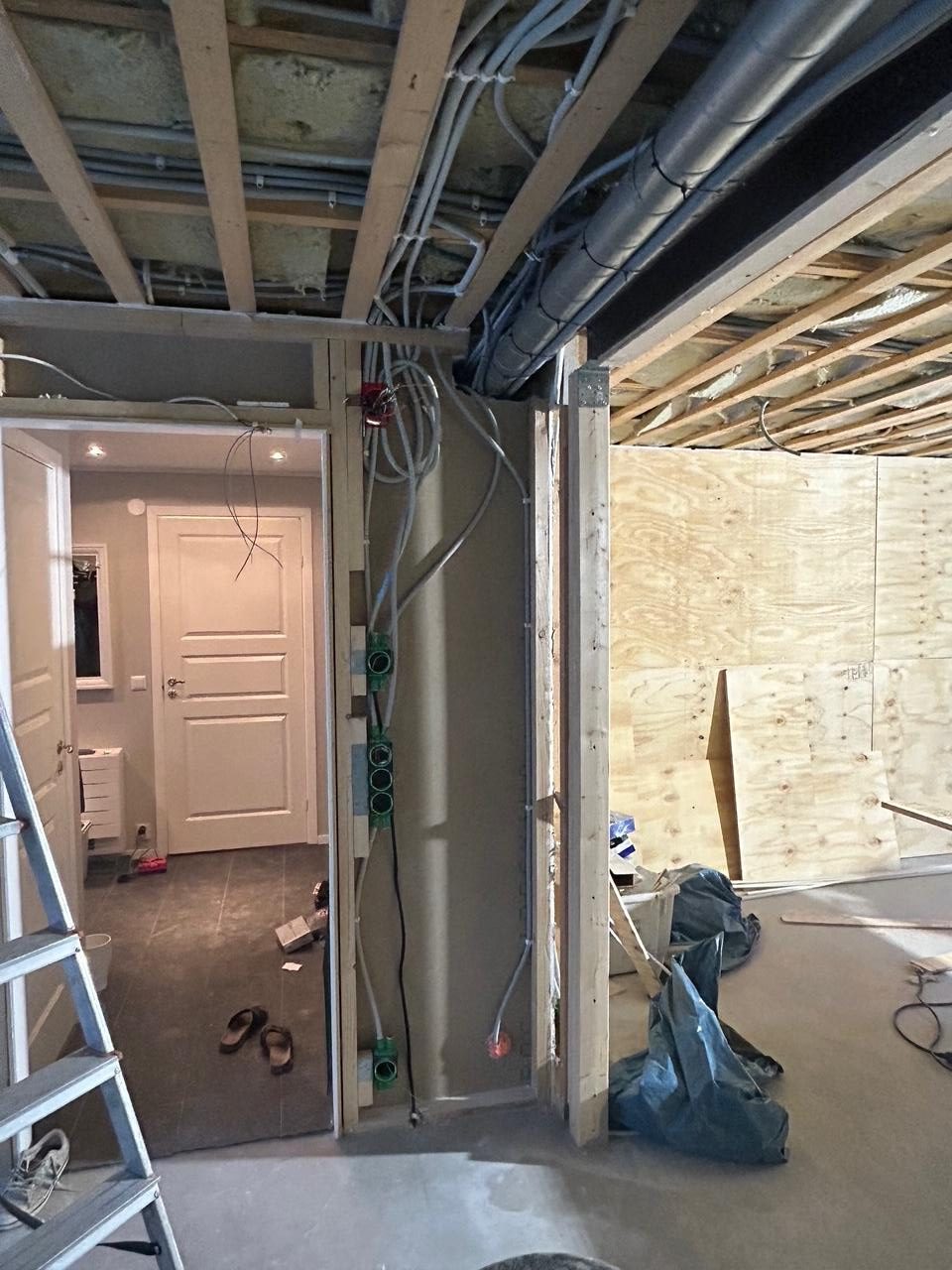 Professionell elinstallation och kabeldragning vid renovering i Jönköping utförd av Strömia AB.